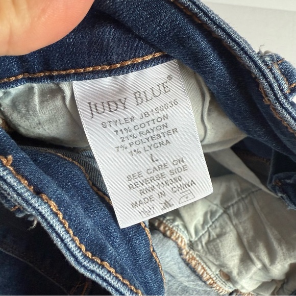 Judy Blue Mid Rise Cuffed Hem Med Wash Denim Shorts Large - Picture 4 of 7